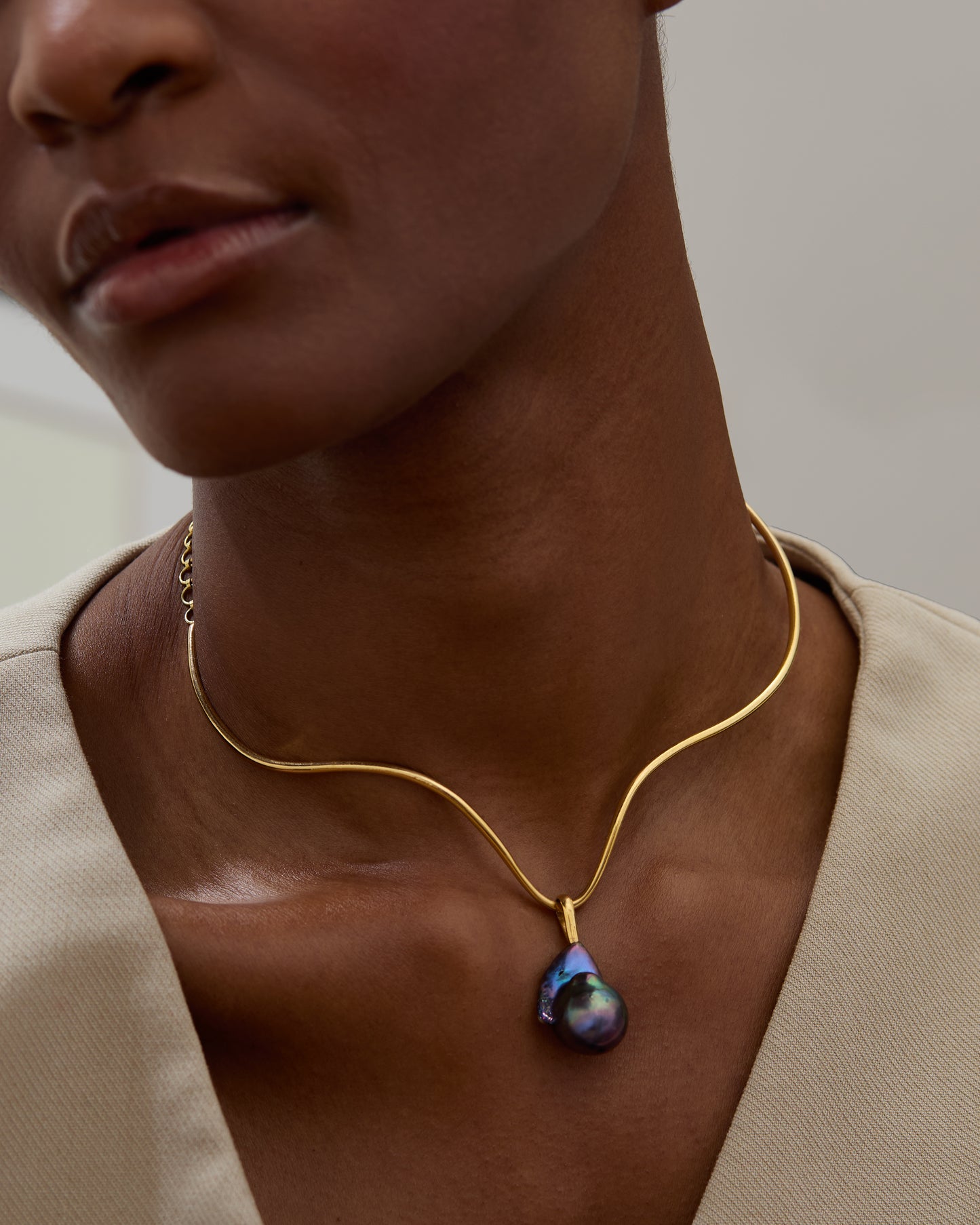 Décolletage necklace handcrafted in solid gold, elegant alternative to Jessica McCormack collars
