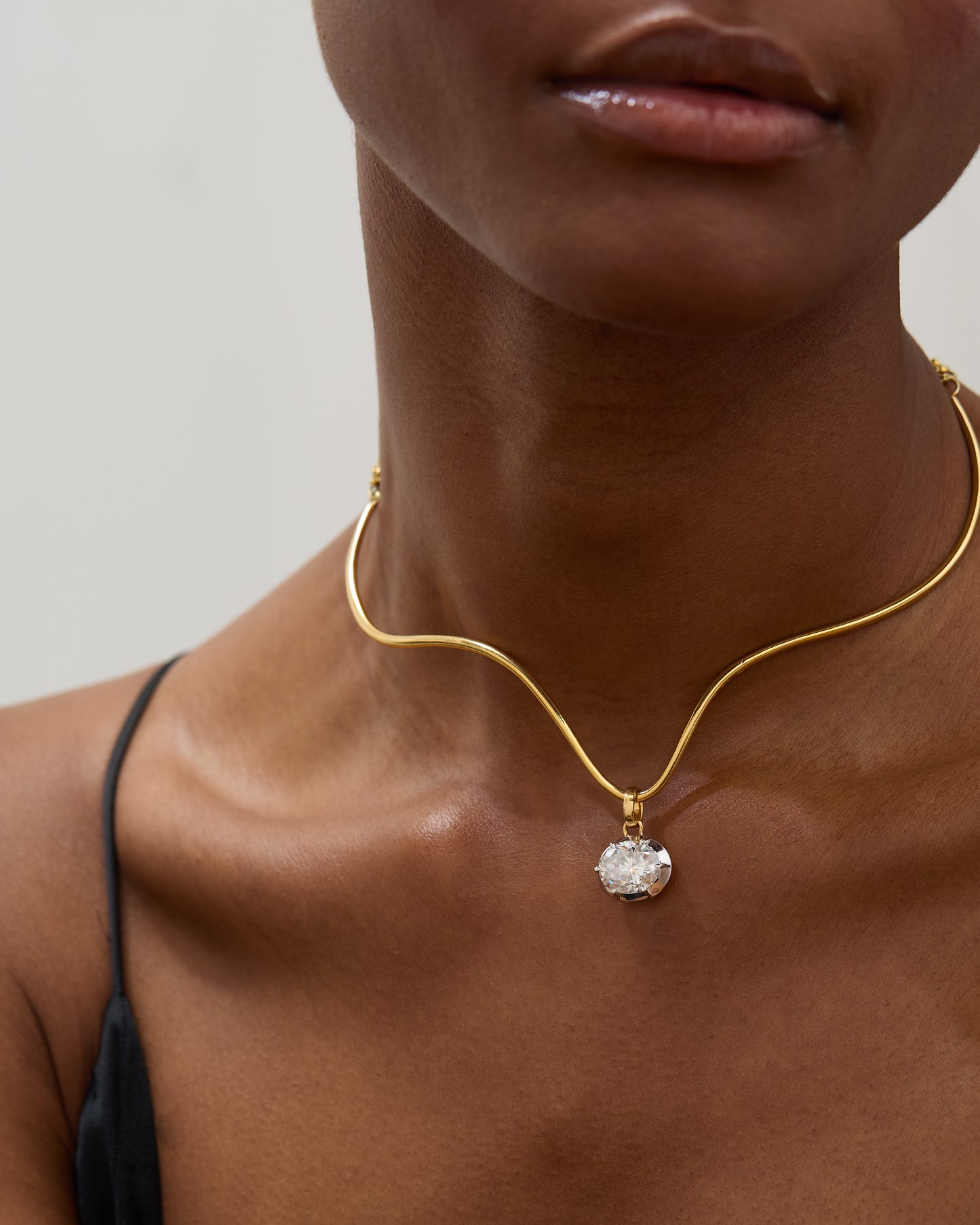 Décolletage necklace handcrafted in solid gold, elegant alternative to Jessica McCormack collars