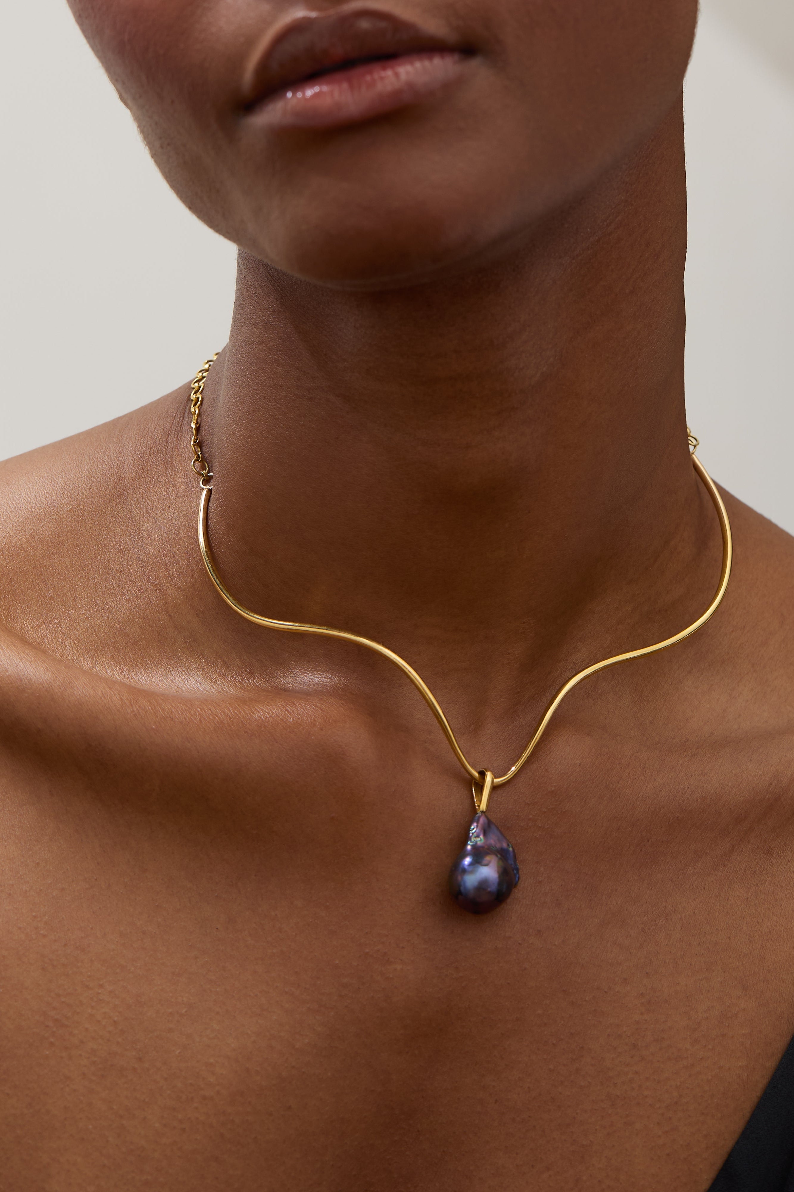 natural baroque pearl pendant in 9ct solid gold