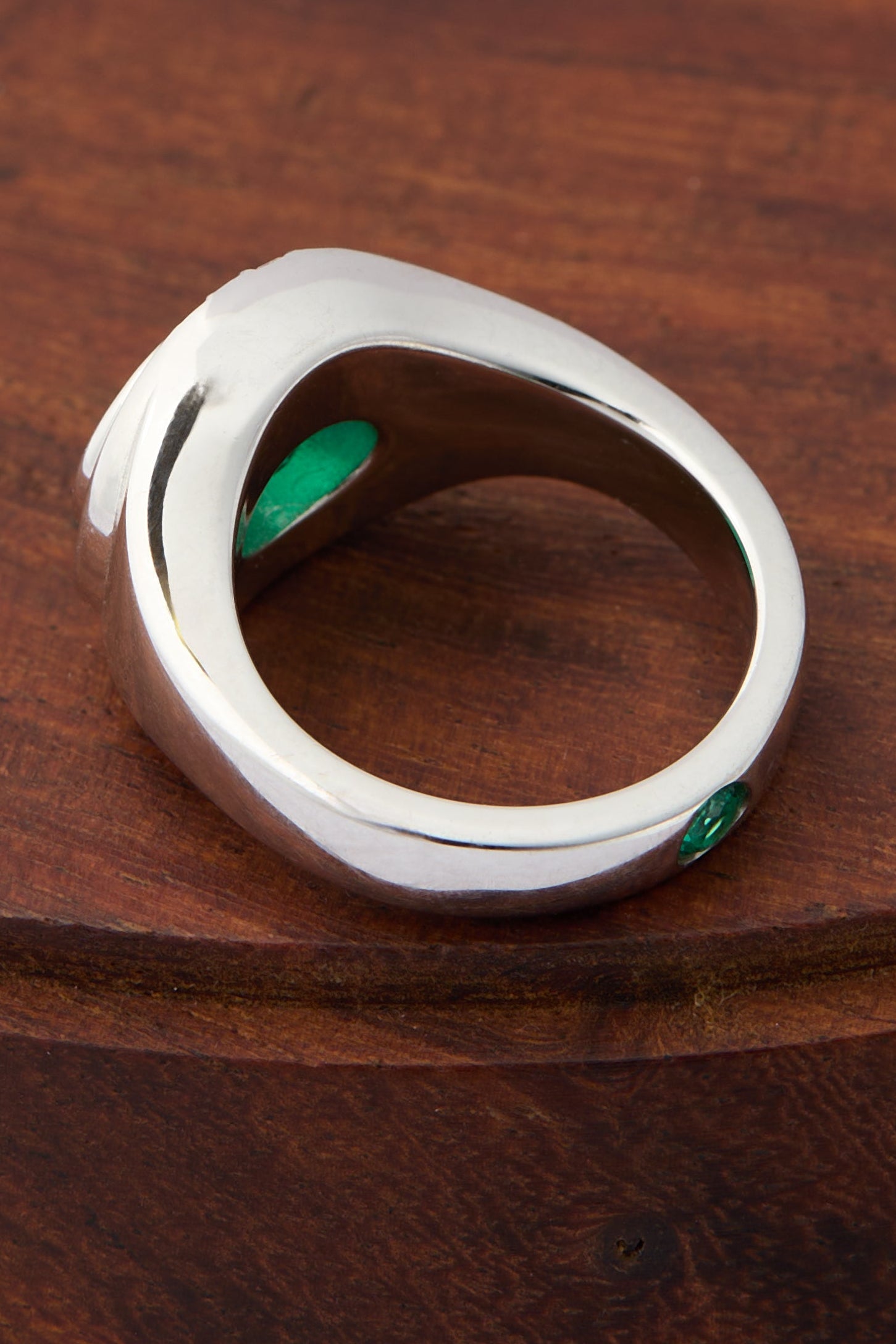 Silver ring with emerald details